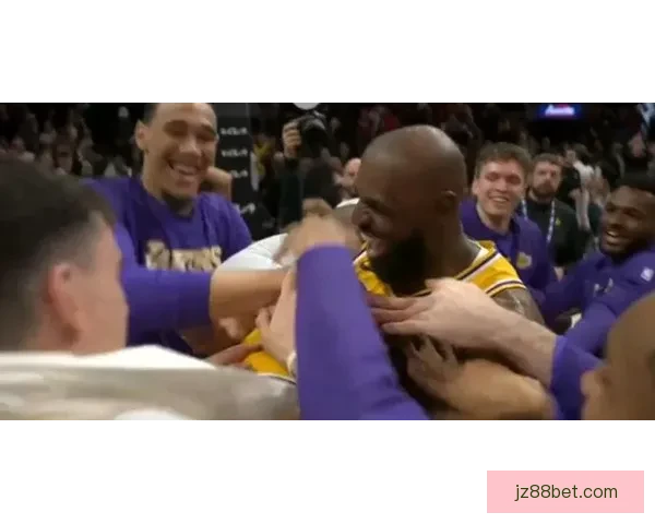 詹姆斯背靠背三双创历史新高 与东契奇激情熊抱庆祝胜利